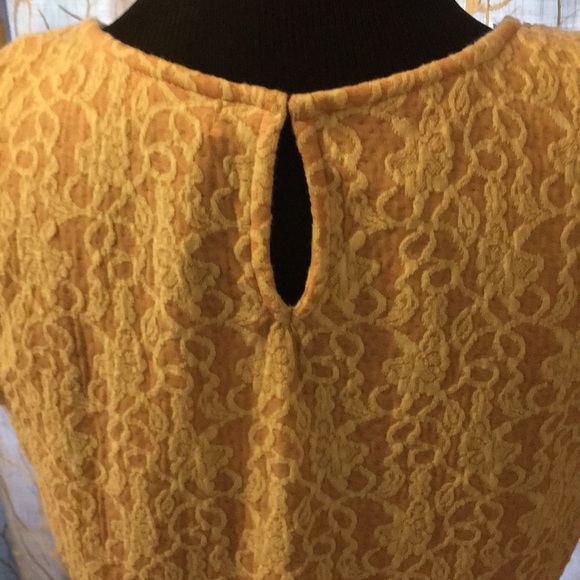 hinge Sleeveless Peplum Top - Picture 5 of 6